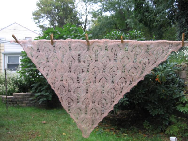 Camel Beige Geröstete Hafer Dreieck Spitze Blätter Schal Handgestrickt von ginaminda