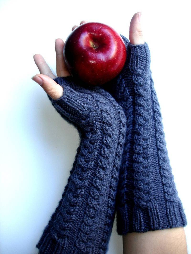 Grau, Kohle Handgestrickte Graue Lange Fingerlose Handschuhe von ginaminda