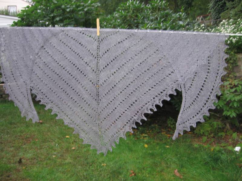 Grauer Spitzen-Dreiecks-Flügel-Grauer Handgemachter Weinlese-Spitzen-Garn-Schal von ginaminda