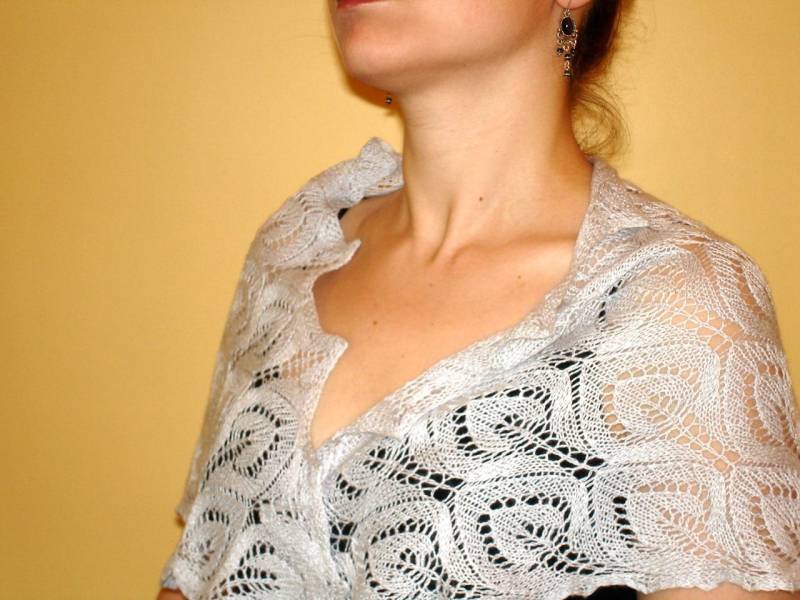 Graues Blatt Spitzen Dreieckstuch Silber Grau Hand Gestrickt von ginaminda