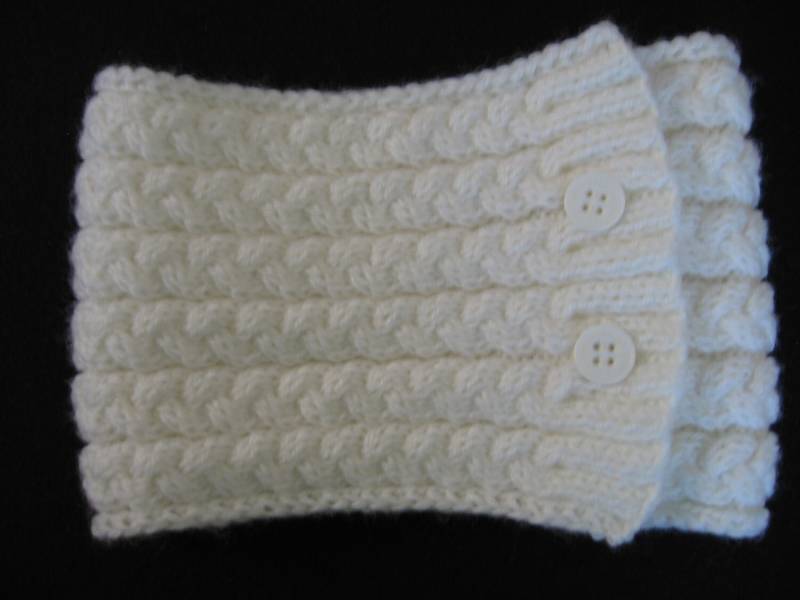 Halswärmer Mit Zopfmuster, Handgestrickt, Passende Fingerlose Handschuhe Erhältlich von ginaminda