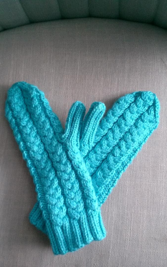 Helltürkisfarbene Geflochtene Handschuhe Mit Zopfmuster von ginaminda