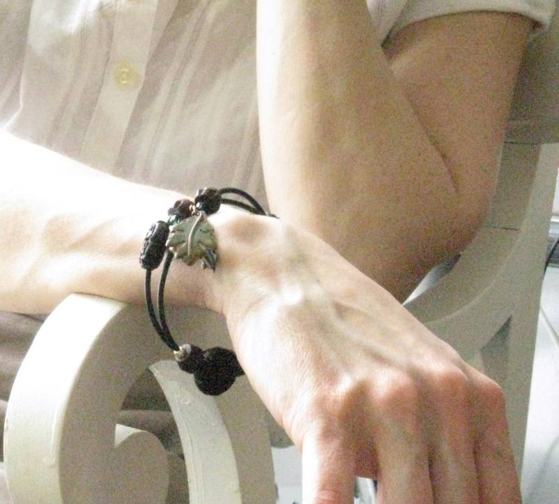 Geschnitztes Holzperlen Armband Mit Kupferblatt Baumeln Auf Memory Wire Mem3 Geschnitztes Holzperlen Armband Mit Kupferblatt Baumeln Auf Memory Wire Mem3 von gingersmixedmedia