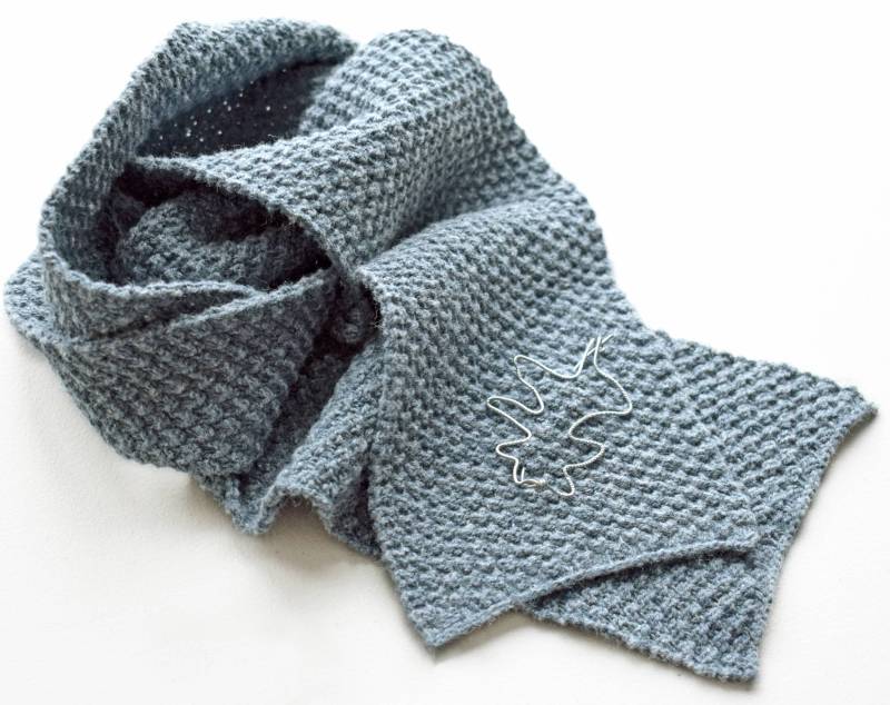 Hand Gestrickter Jeansschal Mit Geschmiedetem Stahlblatt-Anstecker Hand Gestrickter Jeansschal Mit Geschmiedetem Stahlblatt-Anstecker von gingersmixedmedia
