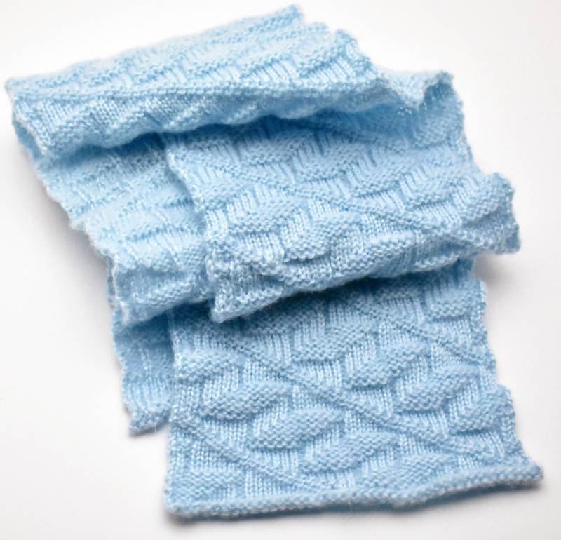 Handgestickter Babyblauer Schal Mit Herznadel Handgestickter Babyblauer Schal Mit Herznadel von gingersmixedmedia