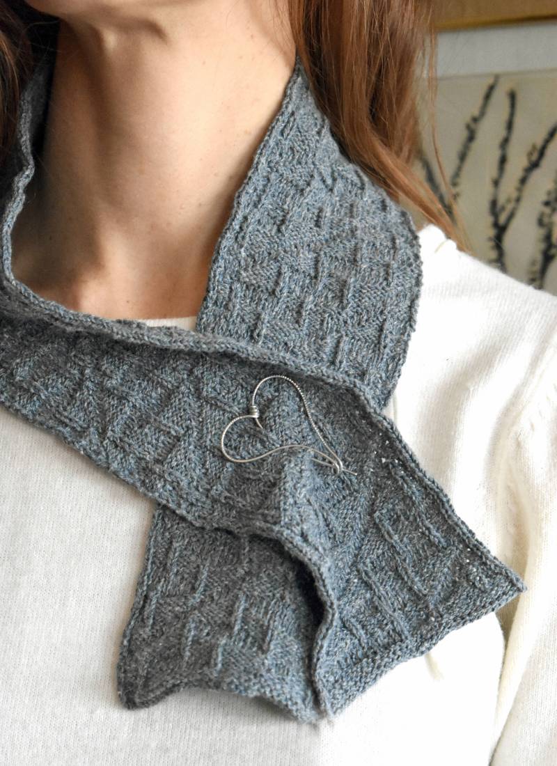 Handgestickter Jeansschal Mit Geschmiedetem Stahlherzstift Handgestickter Jeansschal Mit Geschmiedetem Stahlherzstift von gingersmixedmedia