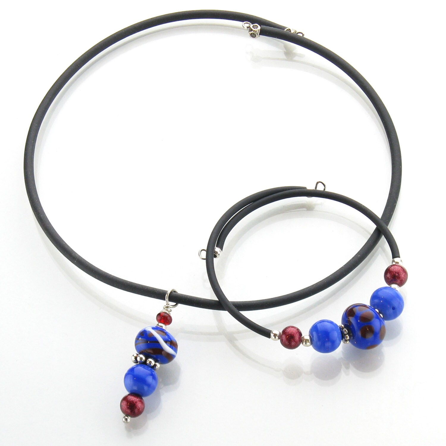 Rote Und Blaue Lampwork Kette Armband Set Auf Memory Wire Rote Und Blaue Lampwork Kette Armband Set Auf Memory Wire von gingersmixedmedia