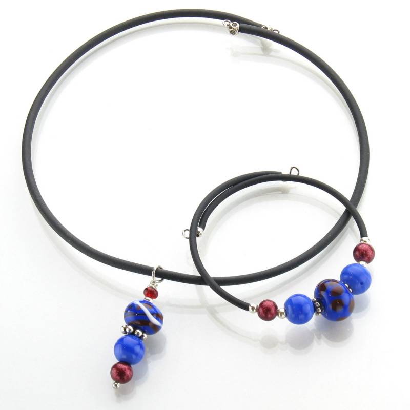 Rote Und Blaue Lampwork Kette Armband Set Auf Memory Wire von gingersmixedmedia