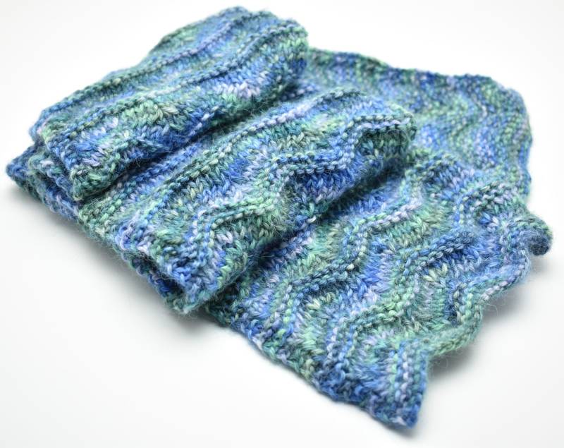 Superfeiner Alpaka Blauer Multi Wave Handgestrickter Schal von gingersmixedmedia