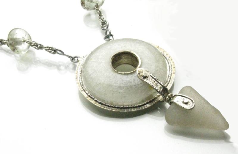 Weiße Flasche Glas Donut Set in Silber Mit Seeglas Baumeln Weiße Flasche Glas Donut Set in Silber Mit Seeglas Baumeln von gingersmixedmedia