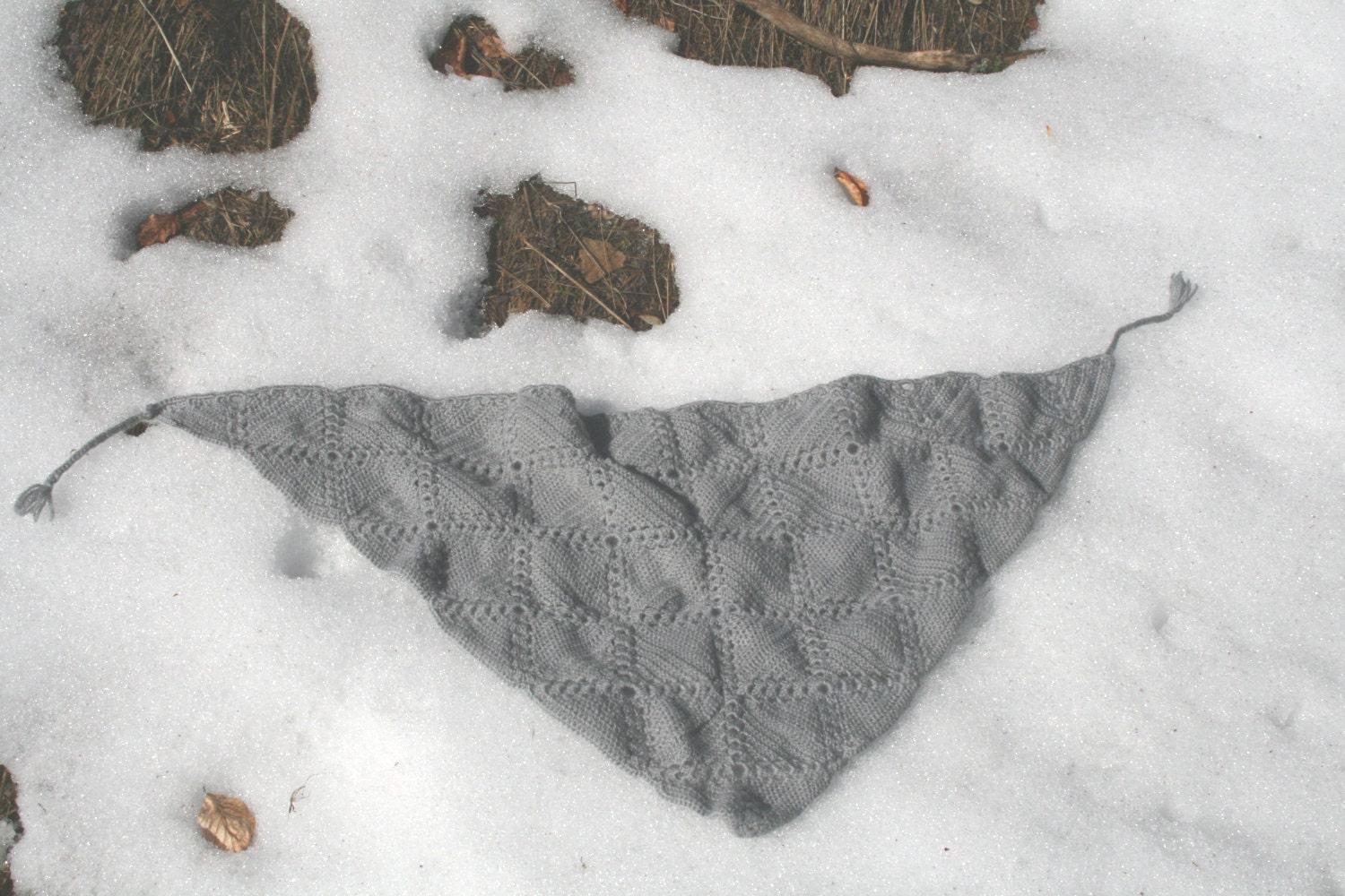 Adrienne Kleiner Vintage-Schal, Handgefertigt, Aus Wolle Gehäkelt, Lochmuster, Grau, 2 Bommelbänder von gipsyplaid