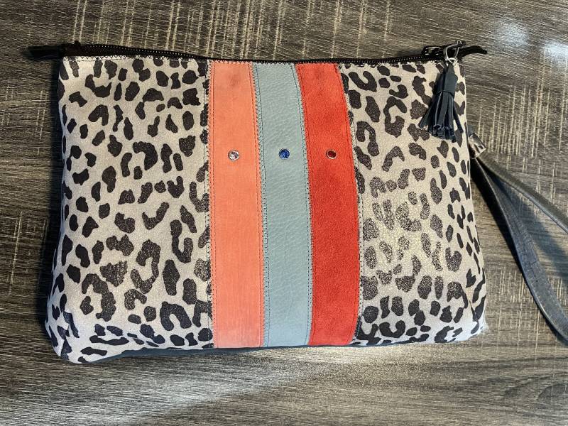 Clutch Ledertasche Patchwork Leo Animal Print Bunt Unikat Clutch Ledertasche Patchwork Leo Animal Print Bunt Unikat von gizaKunsthandwerk