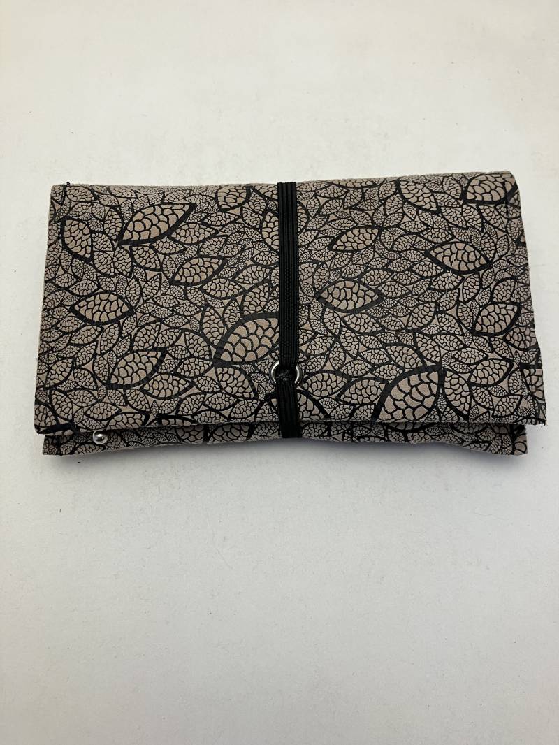 Leder Tabakbeutel Blättermuster Schwarz Beige von gizaKunsthandwerk