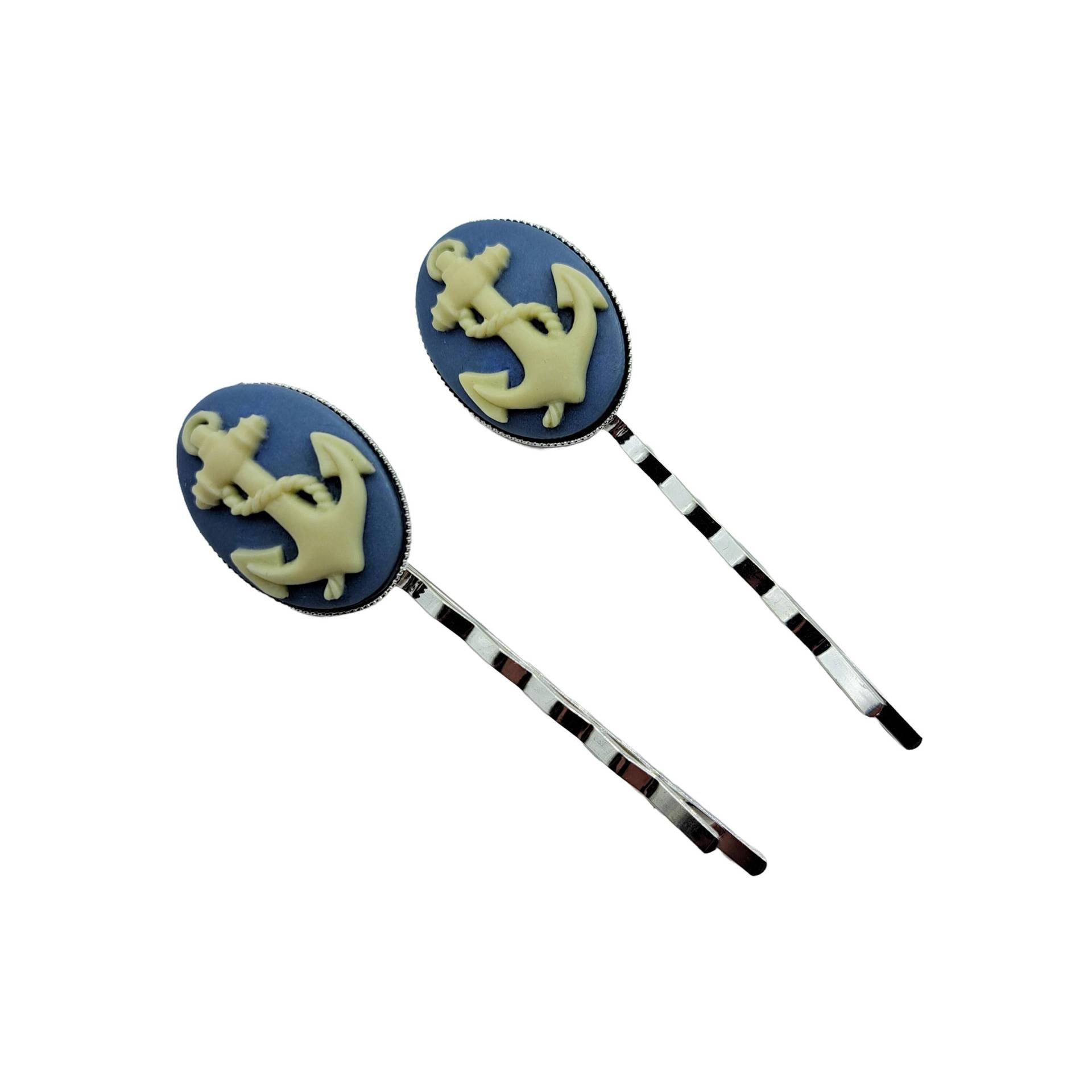 Blauer Anker Haarspange 2Er Set Maritime Kamee Sailor Rockabilly Modeaccessoire Cameo Something Blue Pin Up Blauer Anker Haarspange 2Er Set Maritime Kamee Sailor Rockabilly Modeaccessoire Cameo Something Blue Pin Up von glamasaurus
