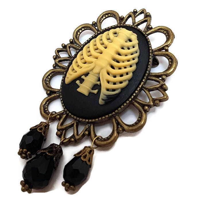 Brustkorb Brosche Anatomie Pin Anstecknadel Goth Schmuck Punk Dunkel Accessoire Cameo Geschenke Für Gothics Unter 20 Teenager von glamasaurus
