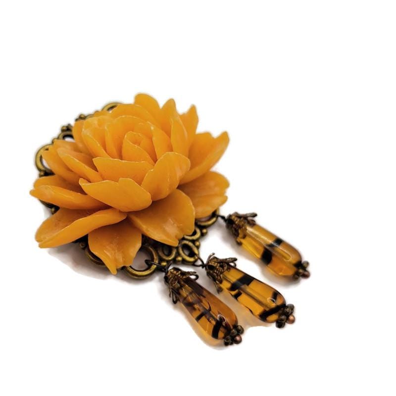 Handgefertigte Gelbe Blumen Brosche Mit Bernstein Perle Akzente Elegante Vintage Stil Schmuck von glamasaurus