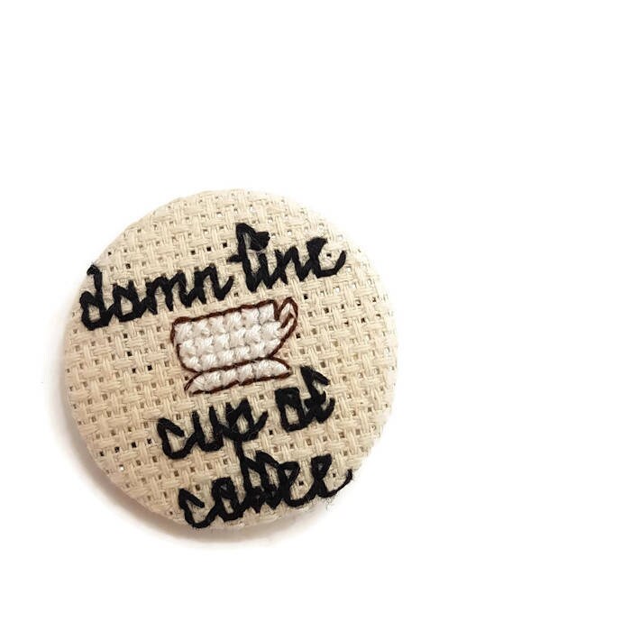 Kaffee Anstecknadel-Twin Peaks Peaks-Fächer Brosche-Anstecknadel-Tasche Flair-Niedliches Anstecker-38 Mm-Ansteckknopf-Jacke Anstecknadel-Accessoire Kaffee Anstecknadel-Twin Peaks Peaks-Fächer Brosche-Anstecknadel-Tasche Flair-Niedliches Anstecker-38 Mm-Ansteckknopf-Jacke Anstecknadel-Accessoire von glamasaurus