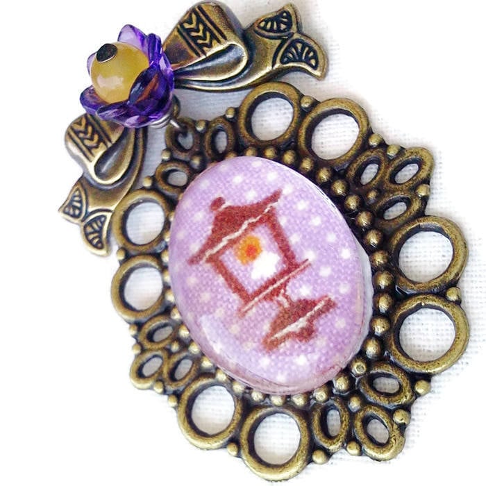 Laterne Brosche-Hübsches-Mode Accessoire-Licht in Der Dunkelheit-Narnia Laternenpfahl-Antike Bronze-Lila Blume-Victorian Regency-Cute Street Fashion von glamasaurus