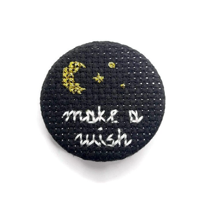 Make A Wish Pin Astrologie Mond Abzeichen Witchy Frau Kreuzstich Pinback Button Handgefertigter Gothic Anstecknadel Stern Pinspiel Make A Wish Pin Astrologie Mond Abzeichen Witchy Frau Kreuzstich Pinback Button Handgefertigter Gothic Anstecknadel Stern Pinspiel von glamasaurus