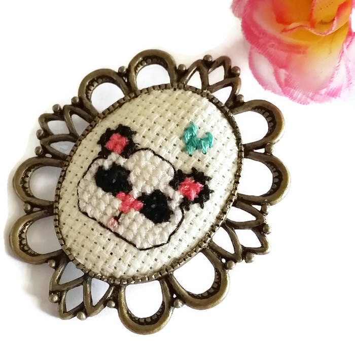 Panda Kreuzstich Brosche-Süße Tragbare Kunst-Fiber Art Pin-Süße Bär Art-Pin Spiel Stark-Mode-Accessoire-Kawaii Stil-Panda-Liebhaber-Geschenk von glamasaurus