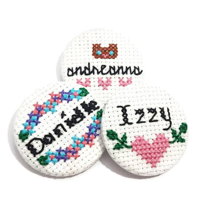 Benutzerdefinierter Name Pin Personalisierter Namensschild Teen Geschenk Hallo Mein Ist Kreuzstich Handgefertigter Party Favors Mixer Accessoire Benutzerdefinierter Name Pin Personalisierter Namensschild Teen Geschenk Hallo Mein Ist Kreuzstich Handgefertigter Party Favors Mixer Accessoire von glamasaurus