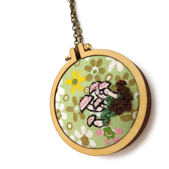 Halskette Pilz Stickerei Waldland Tragbare Kunst Statement Schmuck Hippie Mode Handgefertigt Geschenk Fee Gnom Boho Trend von glamasaurus