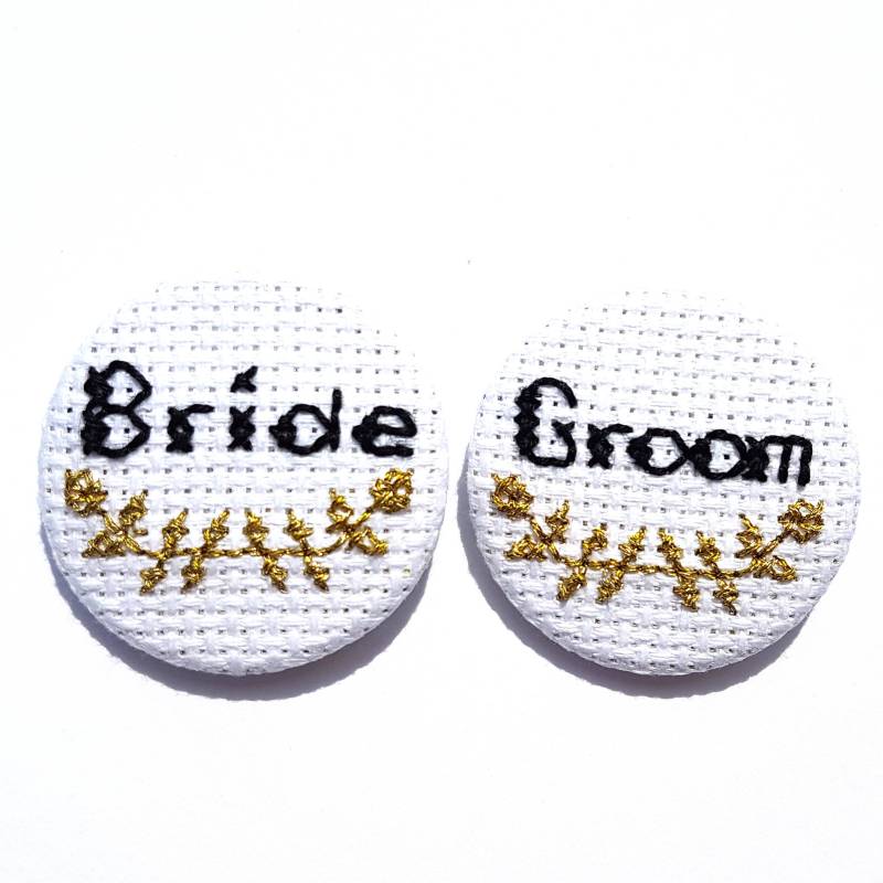 Pin Abzeichen Set Braut Bräutigam 2Er Brautgleiches Geschlecht Paar Hochzeit Accessoire Brautparty Geschenke Blumenkreuzstich Anstecknadel Brautfan von glamasaurus