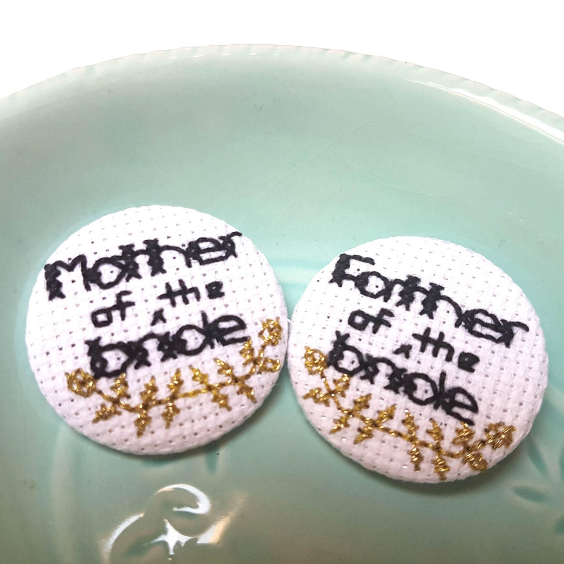 Pin Abzeichen Set Vater Mutter Braut 2Er Brautgleiches Geschlecht Paar Hochzeit Accessoire Brautparty Geschenke Blumenkreuzstich Offbeat Bride Pin Abzeichen Set Vater Mutter Braut 2Er Brautgleiches Geschlecht Paar Hochzeit Accessoire Brautparty Geschenke Blumenkreuzstich Offbeat Bride von glamasaurus