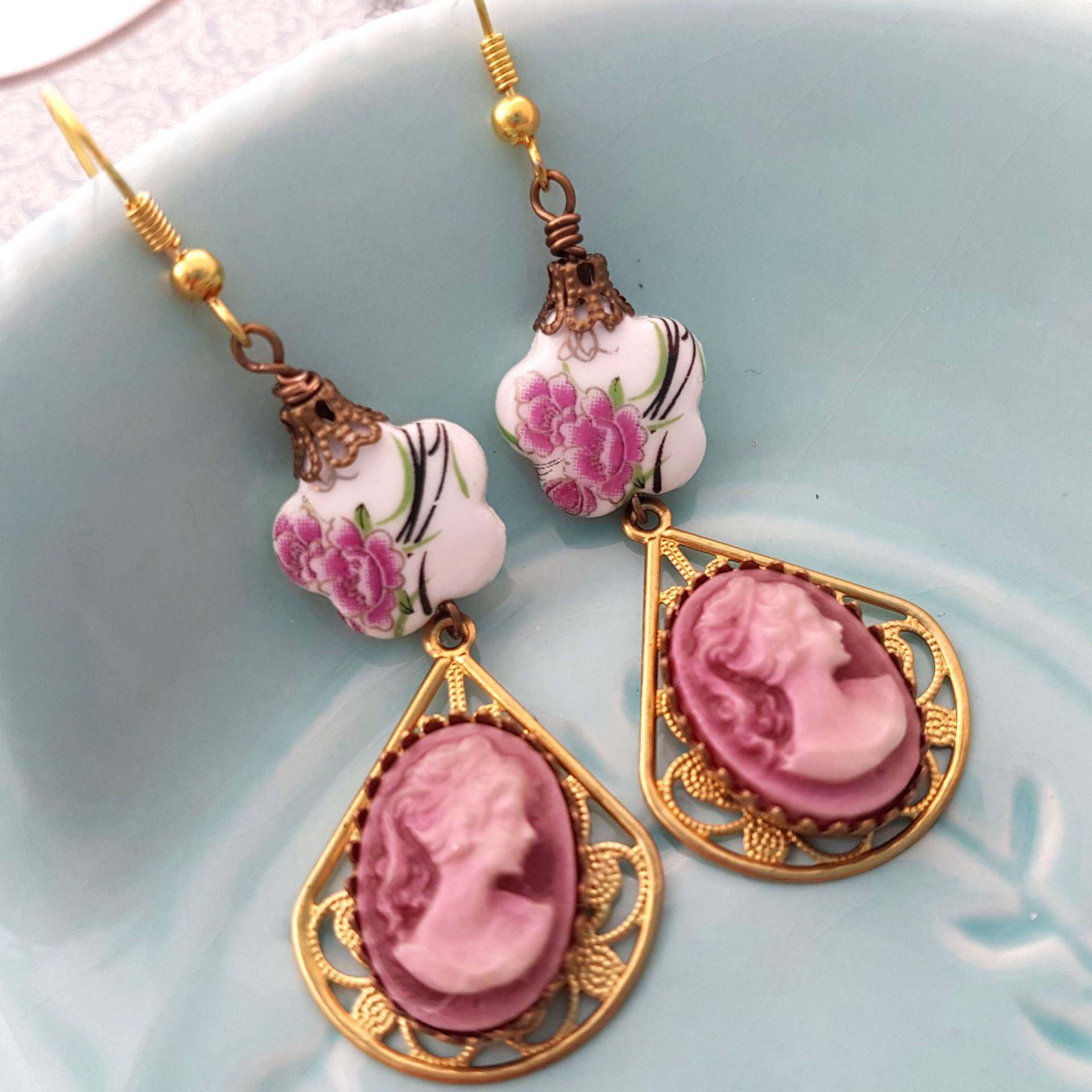 Porzellan Dame Cameo Golden Dangle Filigrane Ohrringe-Victorian Style-Sweet Ohrringe-Regency-Shabby Chic-Blümchen Gemustert-Drop Ohrringe Porzellan Dame Cameo Golden Dangle Filigrane Ohrringe-Victorian Style-Sweet Ohrringe-Regency-Shabby Chic-Blümchen Gemustert-Drop Ohrringe von glamasaurus