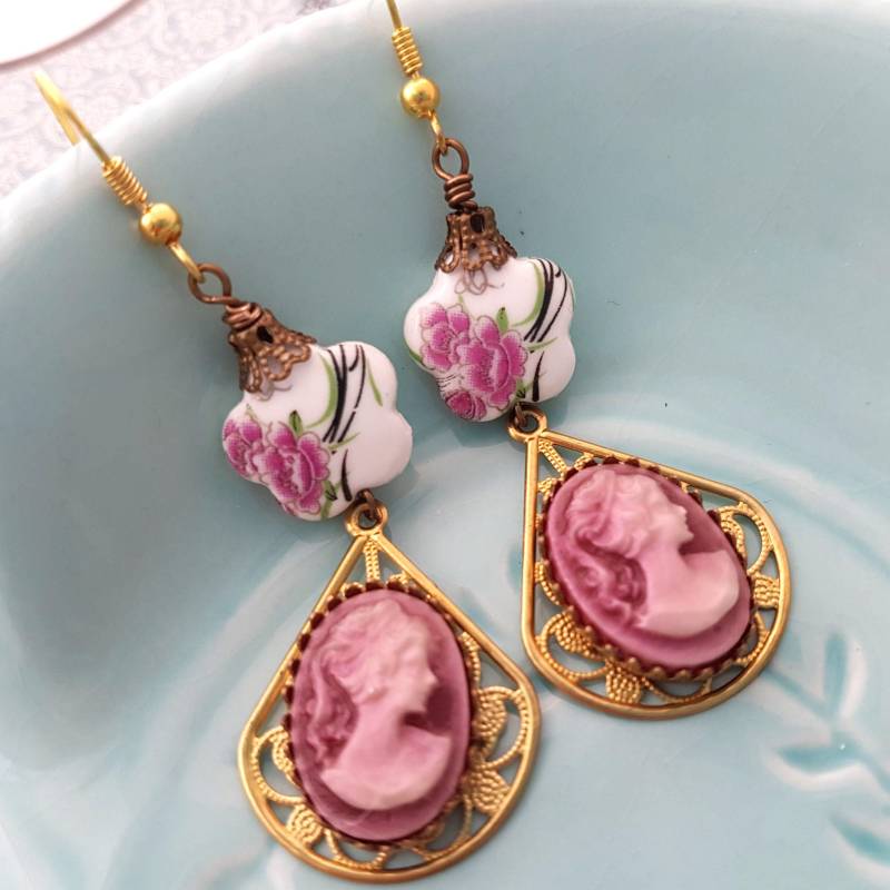 Porzellan Dame Cameo Golden Dangle Filigrane Ohrringe-Victorian Style-Sweet Ohrringe-Regency-Shabby Chic-Blümchen Gemustert-Drop Ohrringe von glamasaurus