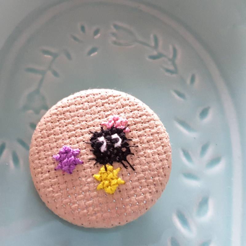 Ruß Sprite Kreuzstich Pin-Pin Zurück Abzeichen-Handmade Pin-Geekery-Geschenke Für Geeks-Anime-Liebhaber-Japanophile-Pin Spiel Stark-Konpeito von glamasaurus
