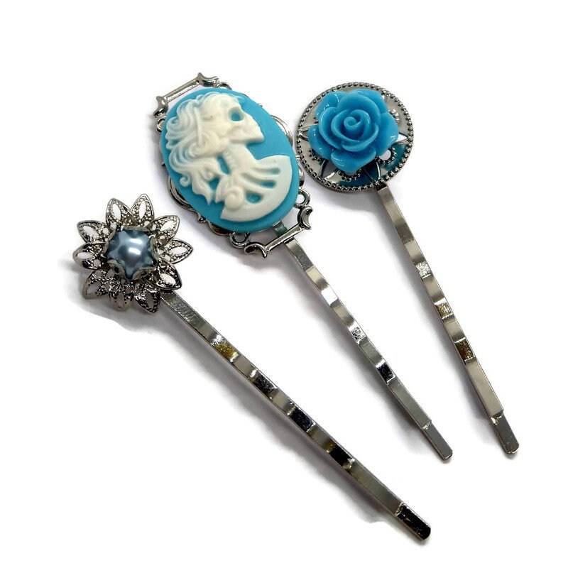 Schädel Haar Nadeln Set Von 3 Bobby Pins Goth Gothic Halloween Schmuck Teen Girl Blau Englisch Rose Perle Hübsche Haar-Rutschen von glamasaurus