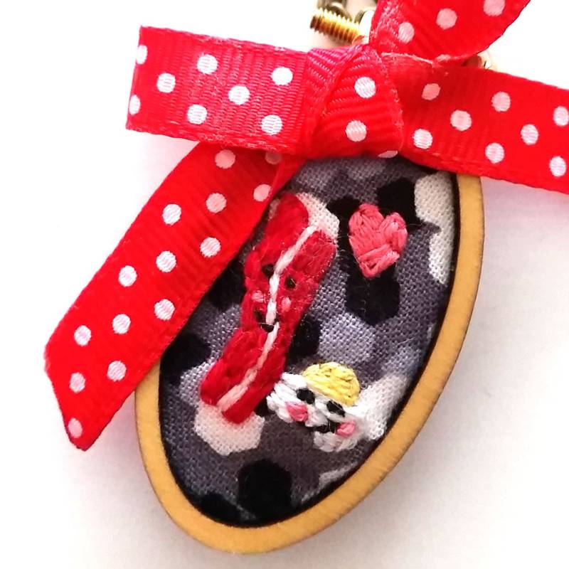 Speck Liebt Eier Bestickte Halskette - Kunstfaser Tragbare Kunst Handgestickt Bae Chic-Geekery- Bff Geschenke- Valentines von glamasaurus