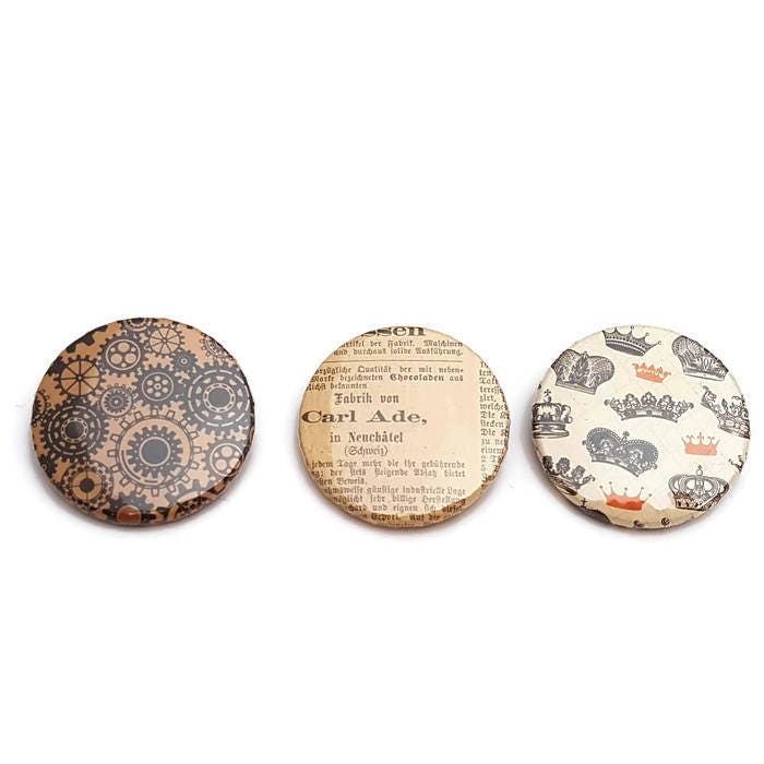 Anstecker Steampunk 3Er Set Hübsche Vintage Pinbacks Flair Zahnrad Accessoire Krone Druck Alt Zeitungspapier Braun Tan Colorway Fashion Style Anstecker Steampunk 3Er Set Hübsche Vintage Pinbacks Flair Zahnrad Accessoire Krone Druck Alt Zeitungspapier Braun Tan Colorway Fashion Style von glamasaurus