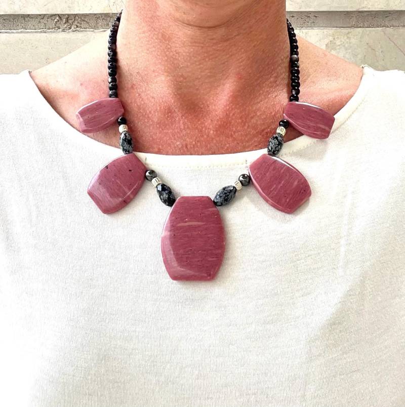 Halskette Aus Rhodonit, Schwarzem Schneeflockenobsidian Und Mop. Mauve Halskette. Fächer Edelstein Rhodonit Kleopatra von glamrox