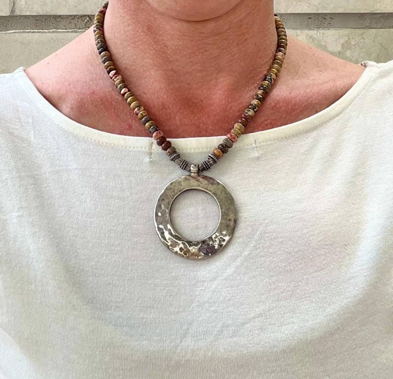 Israel Handwerker Gehämmerte Silber Kreis Amulett Und Multi Tone Jaspis Moderne Edelstein Halskette. Gemischte Boho Halskette von glamrox