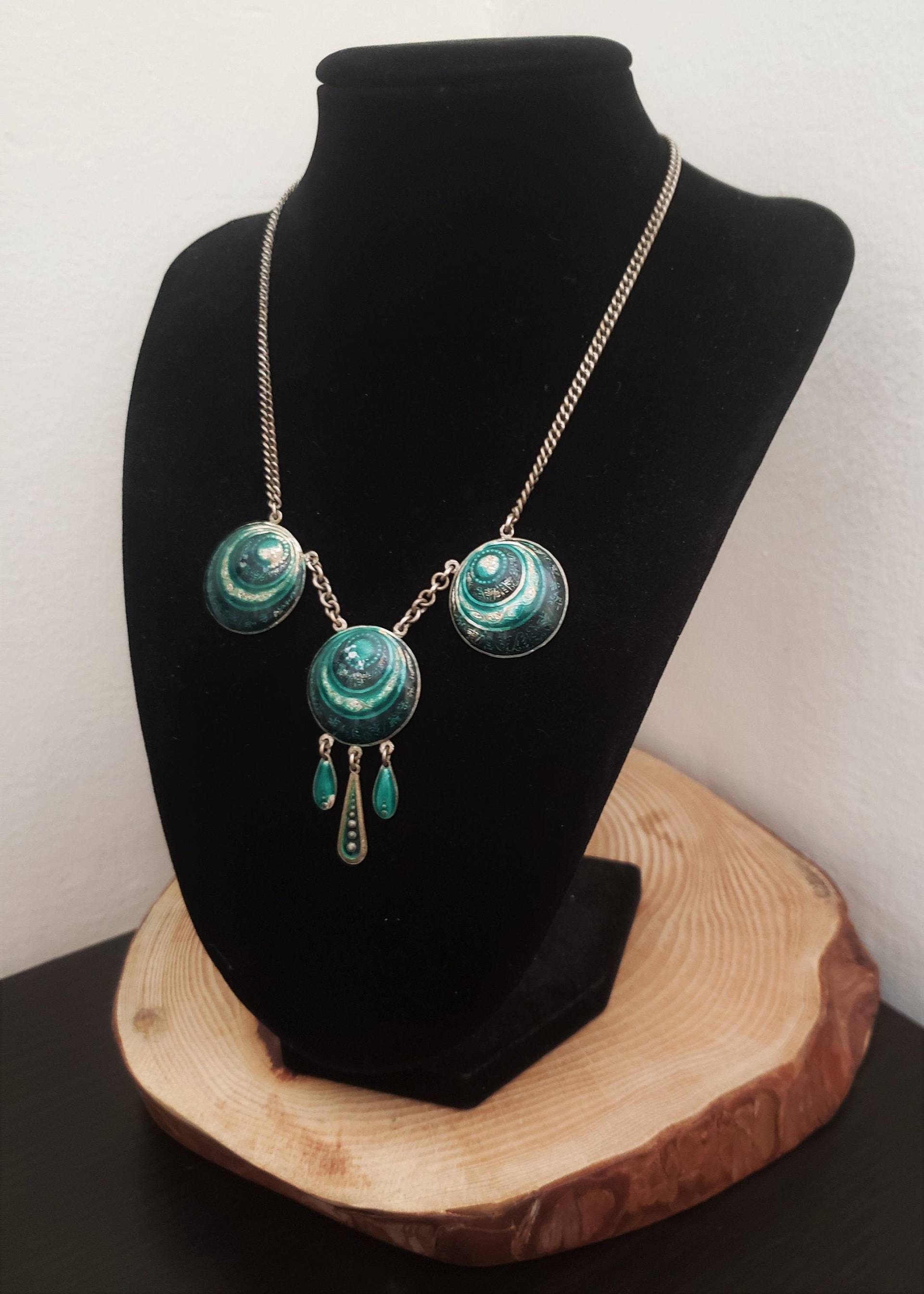 Mid Century Smaragdgrün Emaille Sterling Silber 925 Antike Fransen Baumeln Halskette. Israel Smaragd Grün Halskette von glamrox