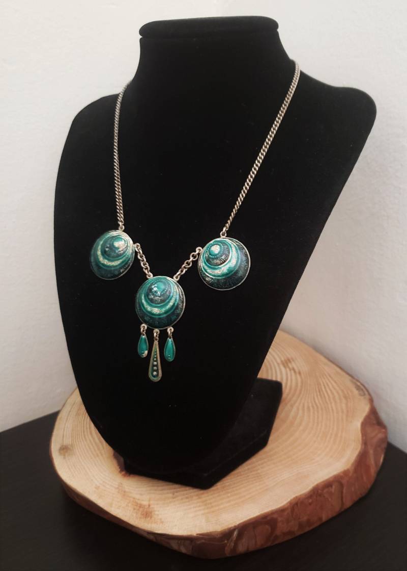 Mid Century Smaragdgrün Emaille Sterling Silber 925 Antike Fransen Baumeln Halskette. Israel Smaragd Grün Halskette von glamrox