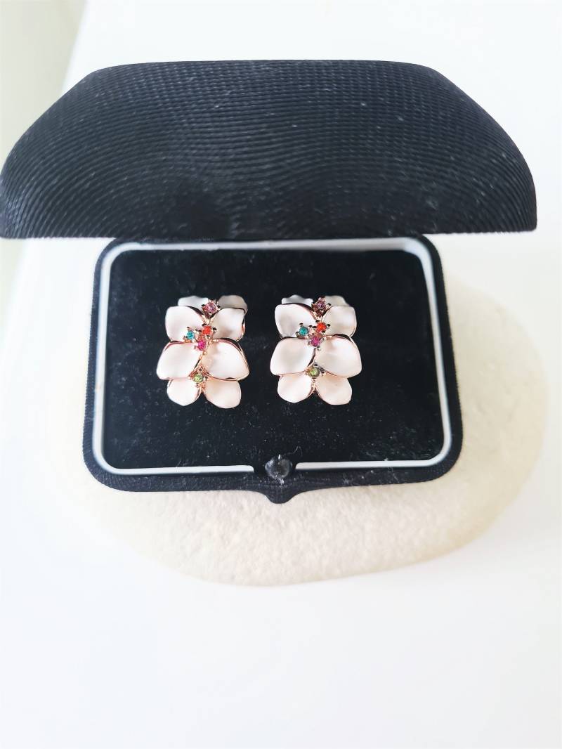 Wunderschöne Vintage Rose Gold Und Weiße Emaille Multi Edelstein Ohrringe. Über Silber 925 Post Ohrringe von glamrox