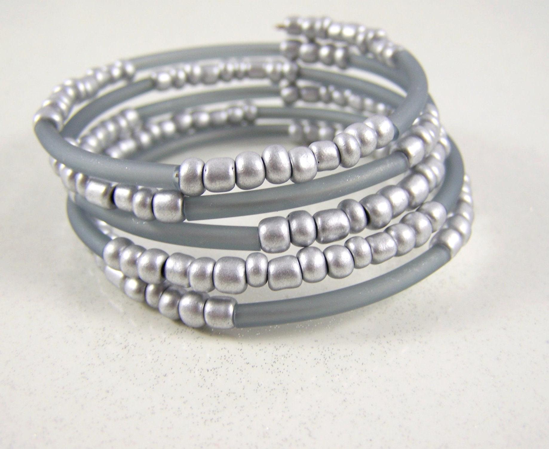 Armreif Grau Und Silber Memory Wire Armband Armschmuck Frauen Mädchen Damen Geschenk Boho Geburtstag Hochzeitstag Weihnachten Hippie von glanzundgeschmeide