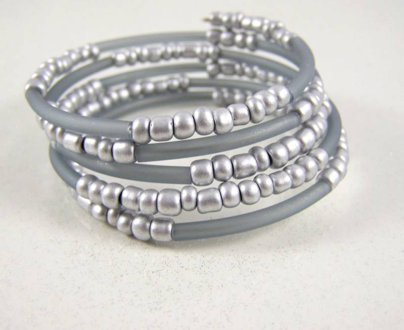 Armreif Grau Und Silber Memory Wire Armband Armschmuck Frauen Mädchen Damen Geschenk Boho Geburtstag Hochzeitstag Weihnachten Hippie von glanzundgeschmeide