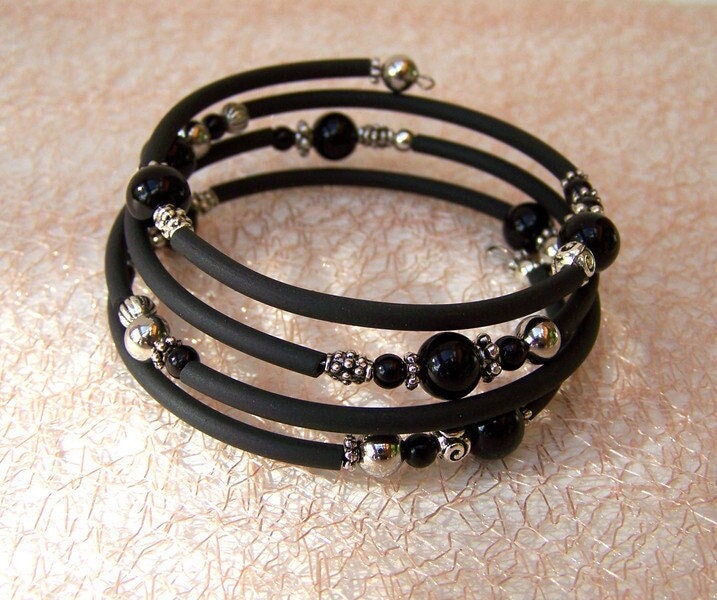 Armreif Silberglanz An Schwarz Memory Wire Armschmuck Armband Ethno Geschenk Frauen Mädchen Geburtstag Hochzeitstag Boho Hippie Muttertag von glanzundgeschmeide