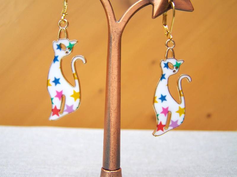 Bunte Kätzchen Ohrringe Katze Geschenk Geburtstag Frauen Damen Mädchen Ohrschmuck Emaille Goldfarben Tiere Ohrhänger Creolen Ohrstecker von glanzundgeschmeide