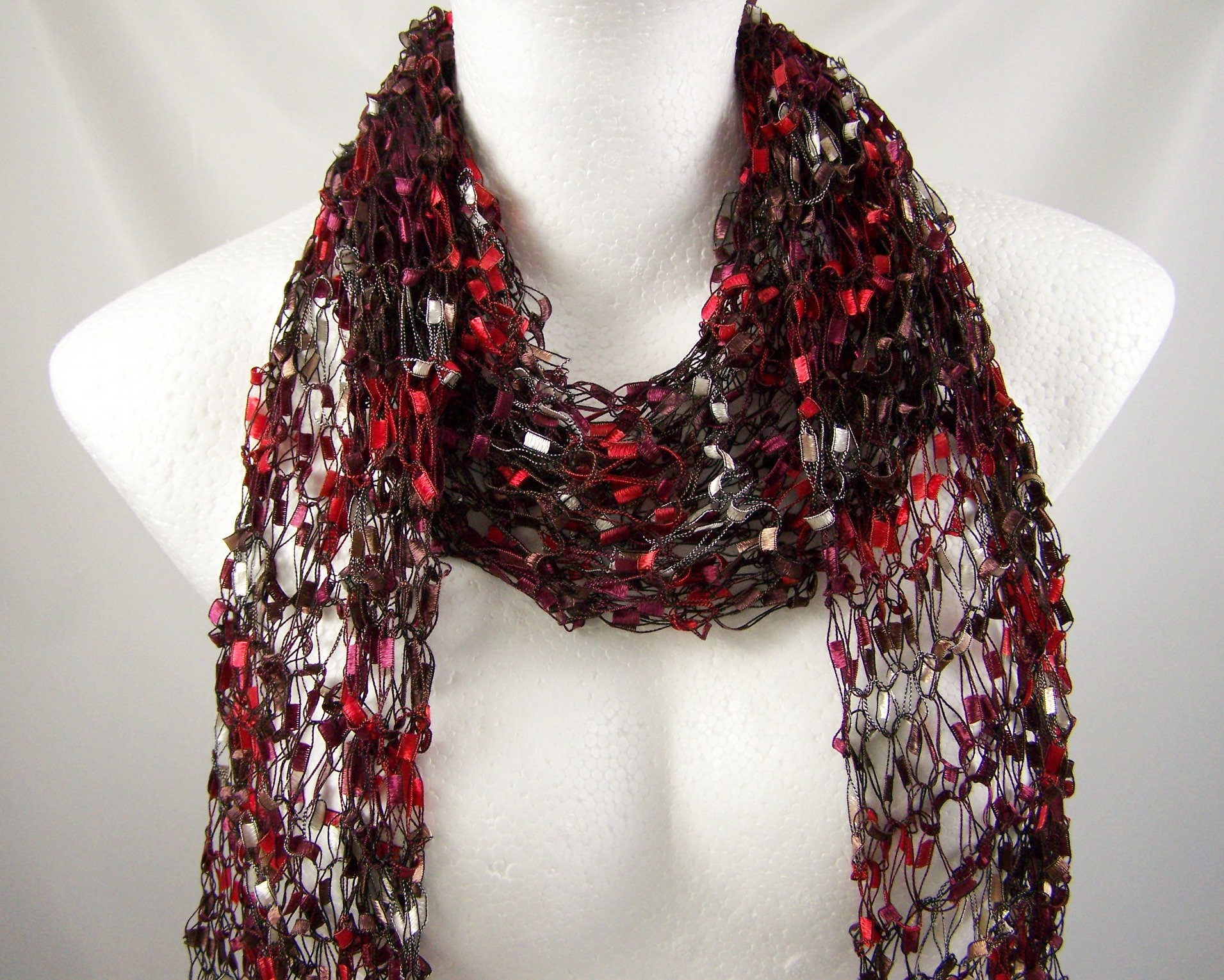 Feurige Energie Schal Handarbeit Lace Strickschal Tücher Geschenk Geburtstag Frauen Accessoires Rottöne Weiss Weihnachten Boho Hippie von glanzundgeschmeide