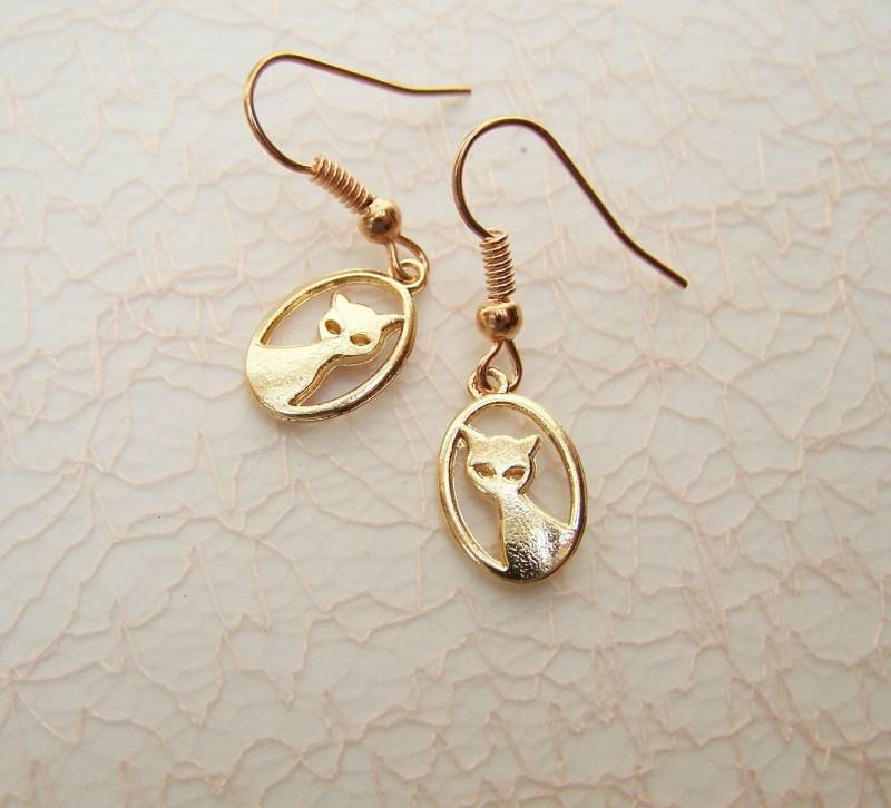 Goldige Kätzchen Ohrringe Katze Geschenk Geburtstag Damen Mädchen Ohrschmuck Goldfarben Tiere Kater Ohrhänger Creolen Ohrstecker von glanzundgeschmeide