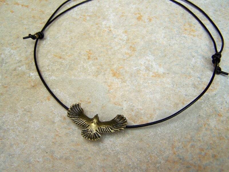 Lederband Flying Eagle Schmuck Männer Herren Adler Surferhalsband Bronzefarben Schwarz Geschenk Geburtstag Halsschmuck Hochzeitstag von glanzundgeschmeide