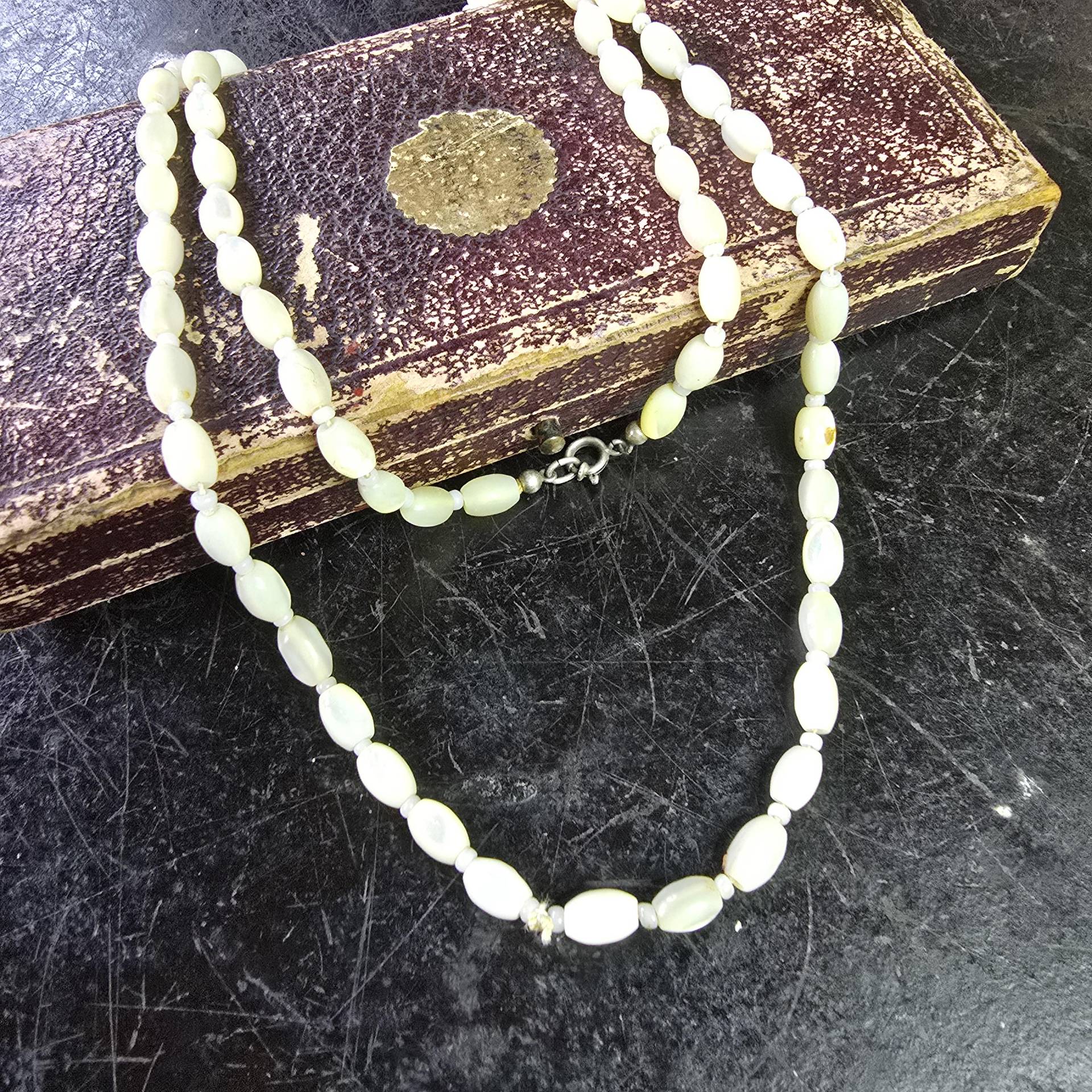Antike Perlmutt Kette Collier, Vintage Art Deco 1930 Oliven, 800 Silber, Ovale Perlen Strang Halskette, Silber Verschluss Cottage von glaskult13