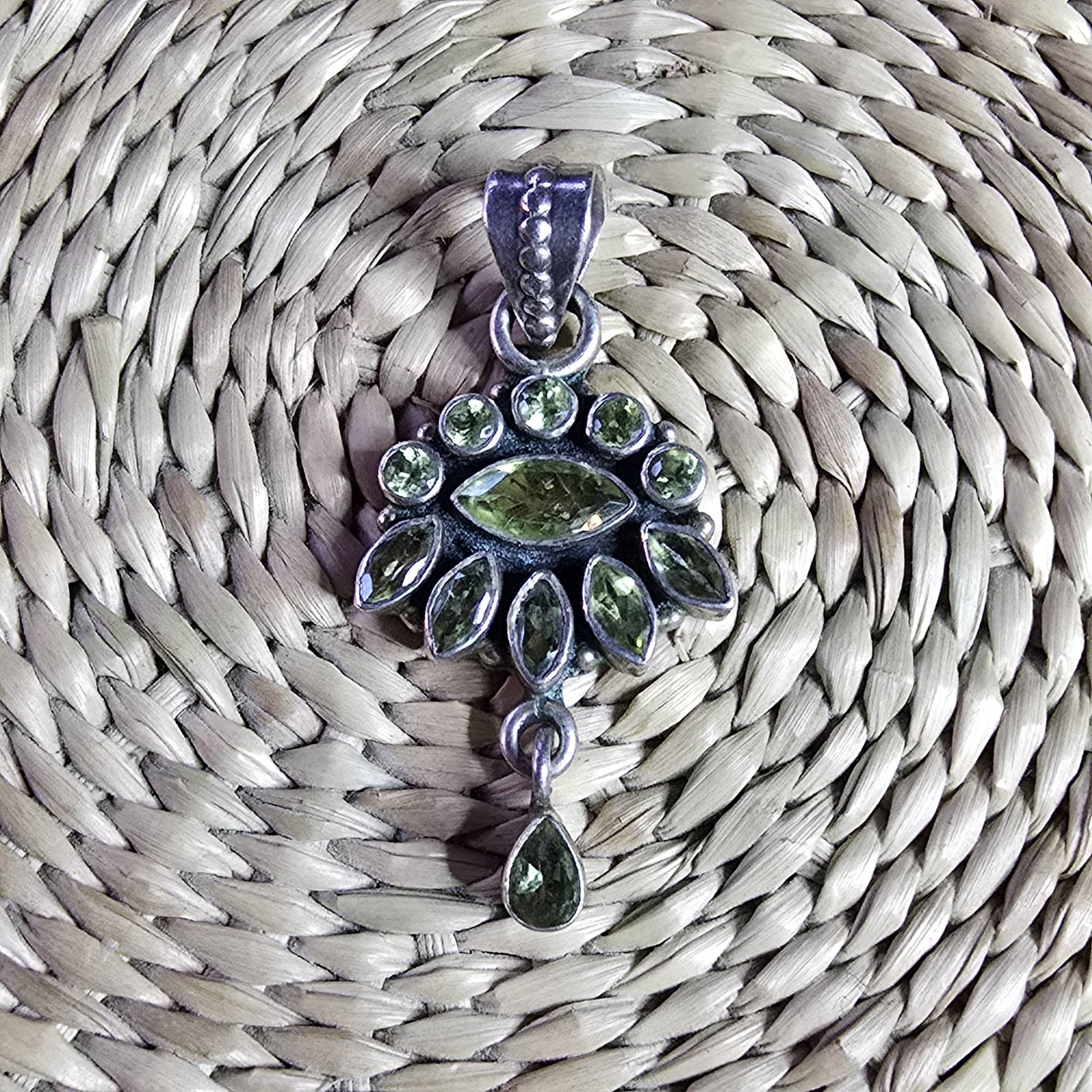 Schöner 925 Sterling Silber Anhänger, Natürlicher Peridot Handgemachter Edelstein Geburtsstein, Ethno, Boho von glaskult13