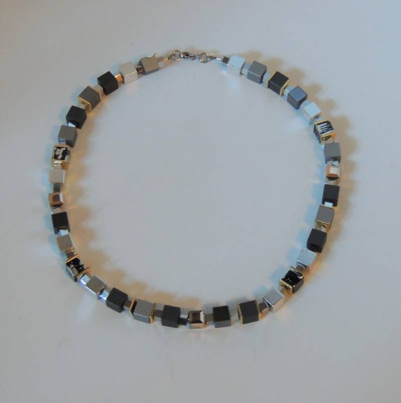 Würfelkette Mit Eloxiertem Alu von glasschmuckdesign