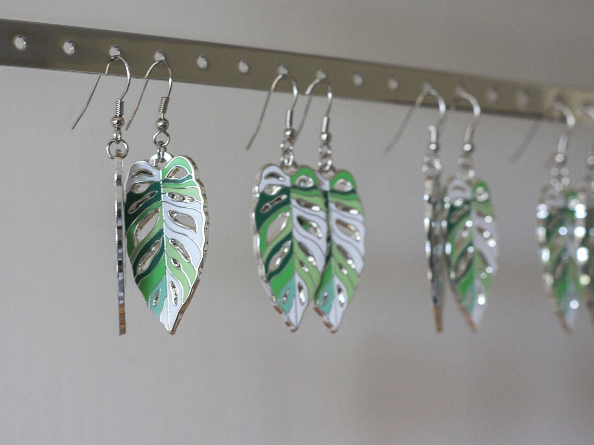 Monstera Obliqua Blatt Ohrringe | Silberfarbe Hard Emaille Schmuck Monstera Obliqua Blatt Ohrringe | Silberfarbe Hard Emaille Schmuck von glassyleaf
